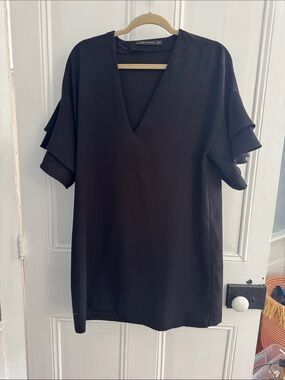 Zara EUC women’s XL black ruffle sleeve v neck dress